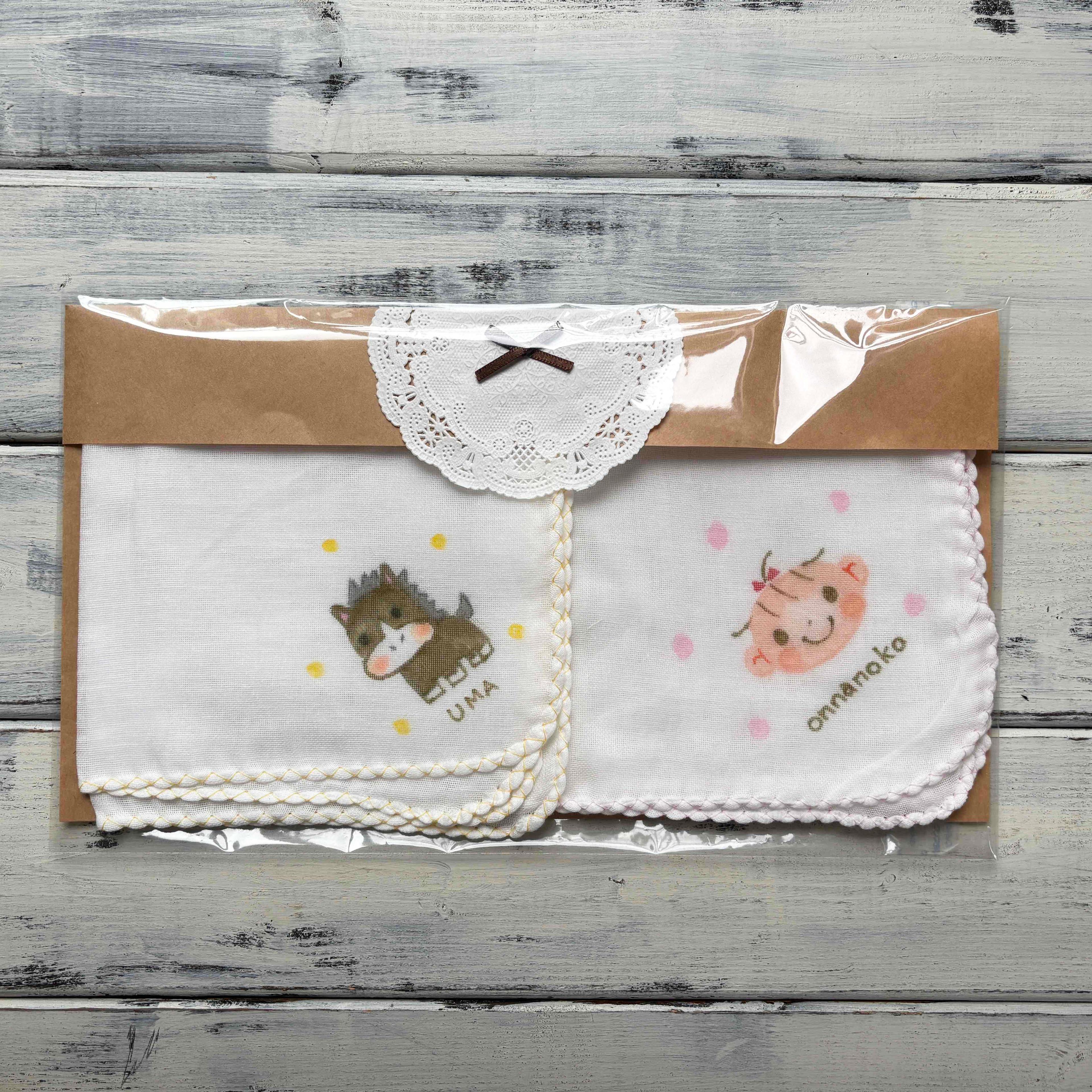 午年の出産祝に＊名入れガーゼハンカチ（子馬と女の子）1枚目の画像